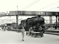 Pješački nathodnik 1972. godine, izgrađen 1892. (iste godine kada je otvoren Glavni kolodvor) jer je željeznička pruga presjekla Petrinjsku